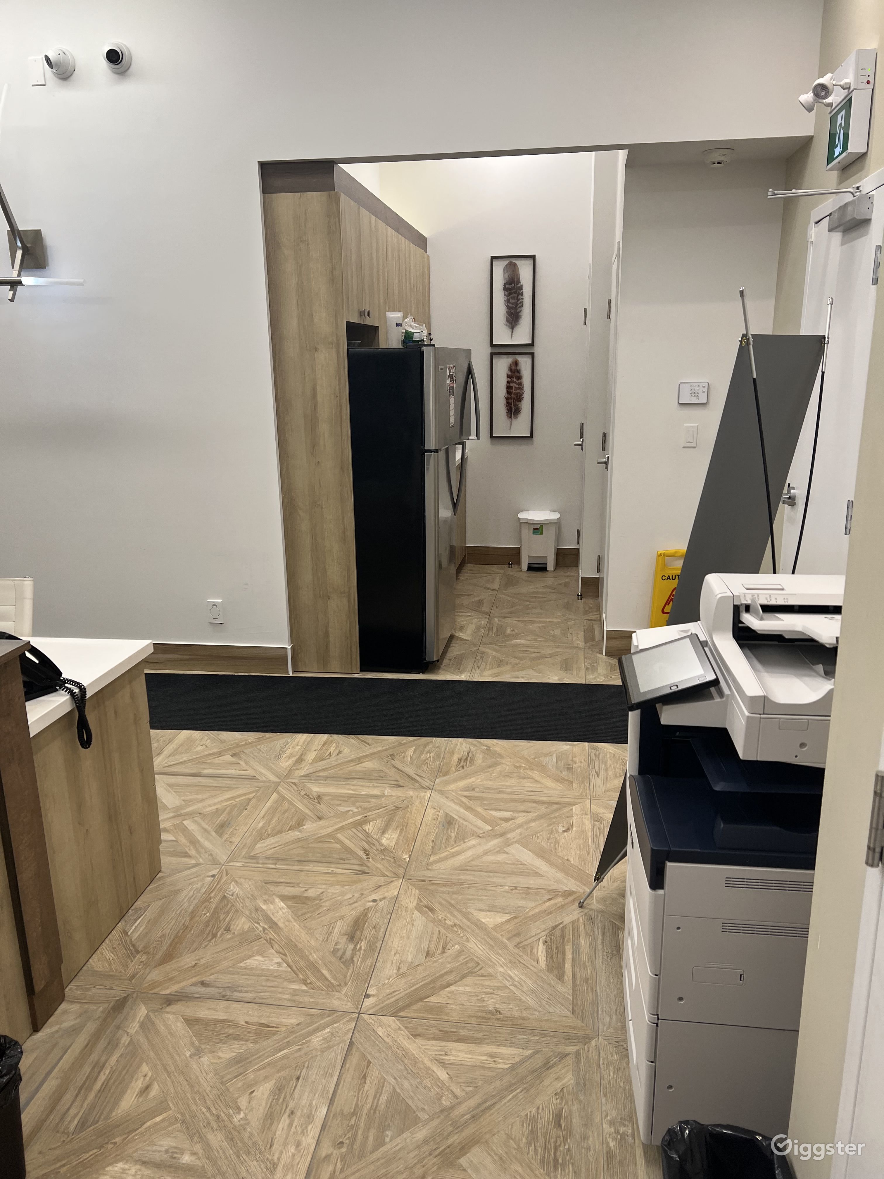 Office Space (Reception And Bullpen) | Rent this location on Giggster