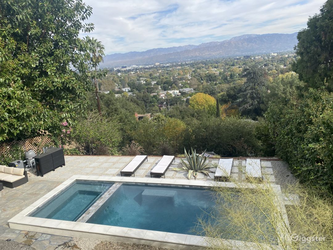 Home in Hollywood Hills with spectacular views Rent this location on