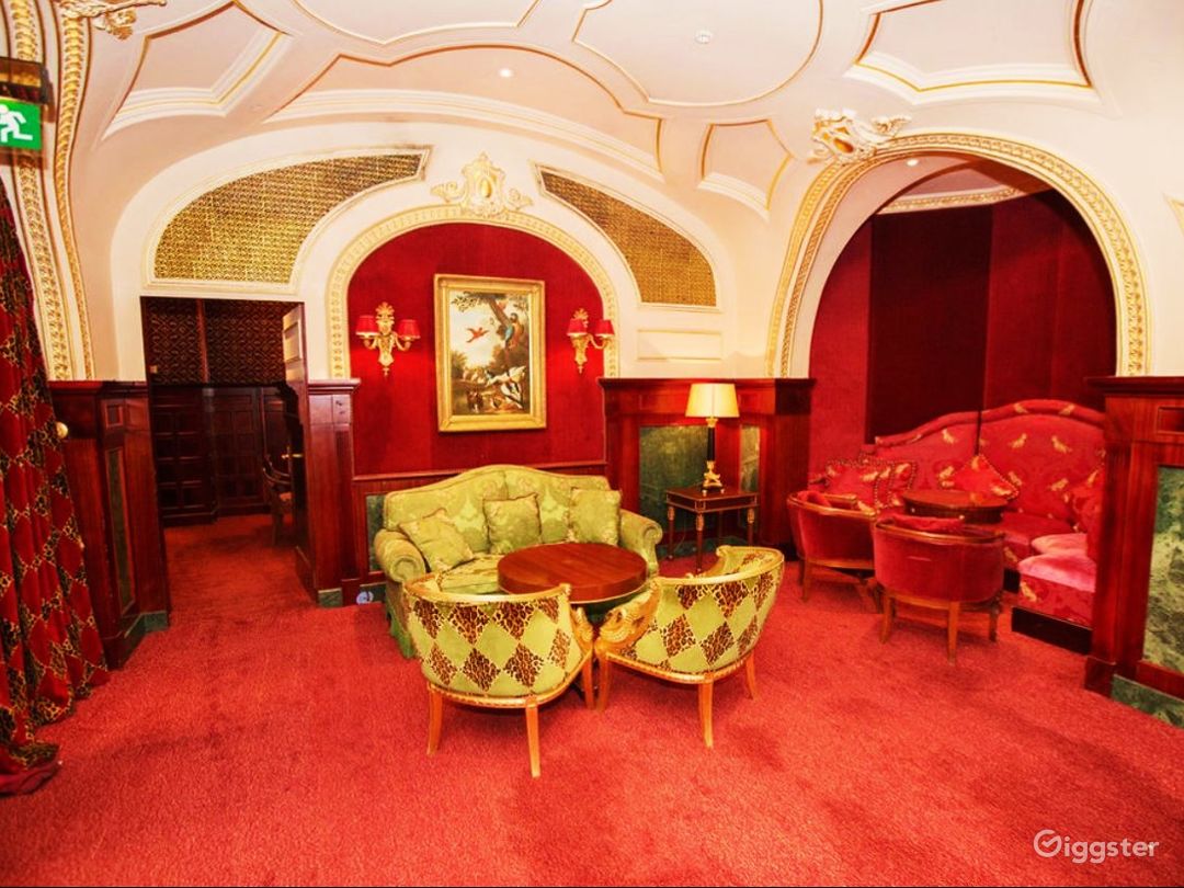 An Opulent Lounge in the Waldorf Astoria Photo 2