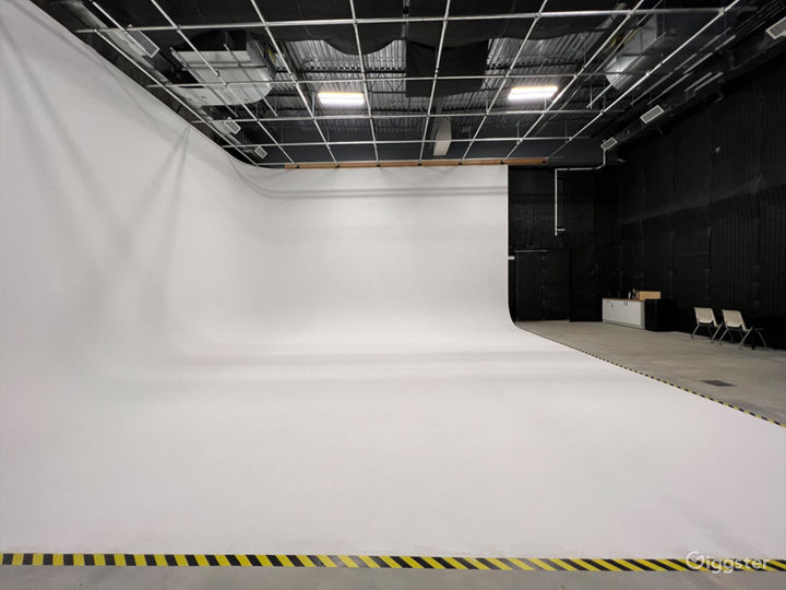 Moon Stage (2500 SF Cyclorama Studio) Photo 2