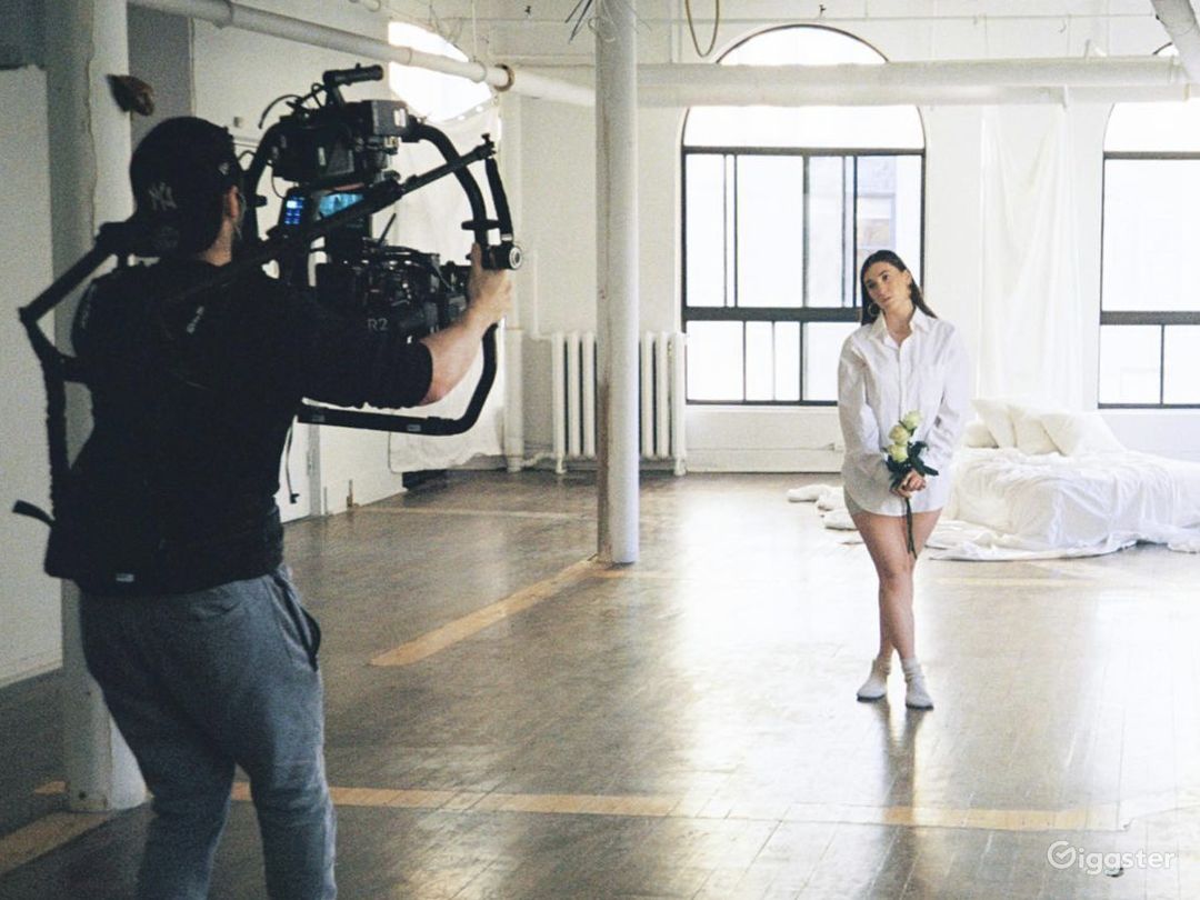  Bright & large studio loft in historic building 