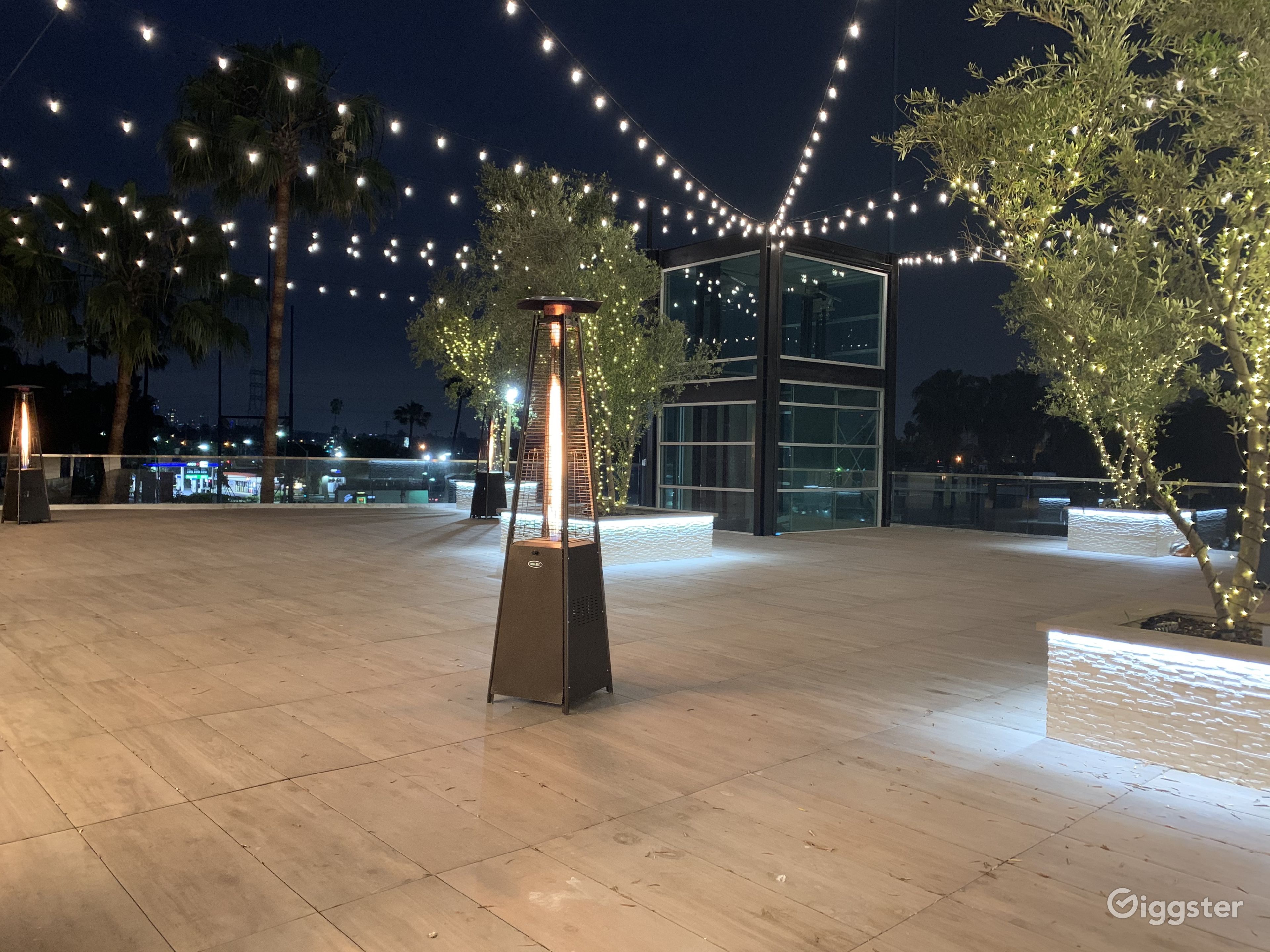 Indoor/Outdoor Culver City Rooftop Event space Rent this location on