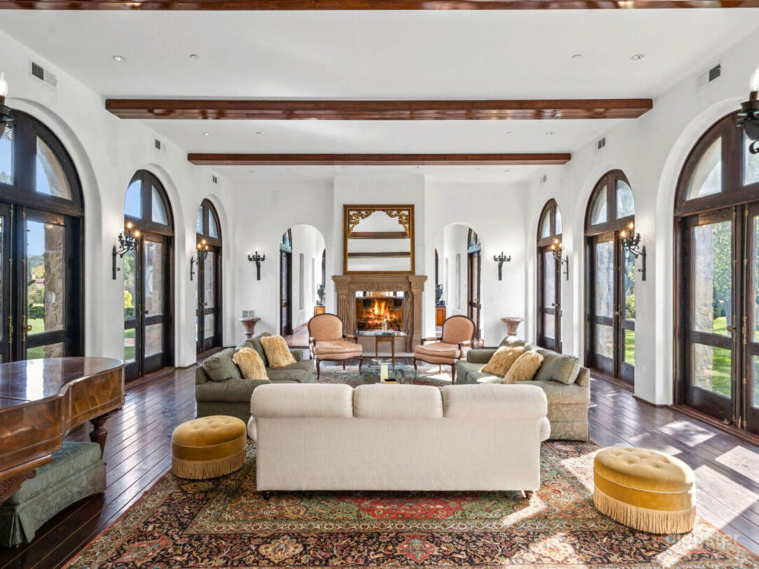LUXURIOUS OASIS: BENEDICT CANYON&#x27;S CINEMATIC GEM Photo 3