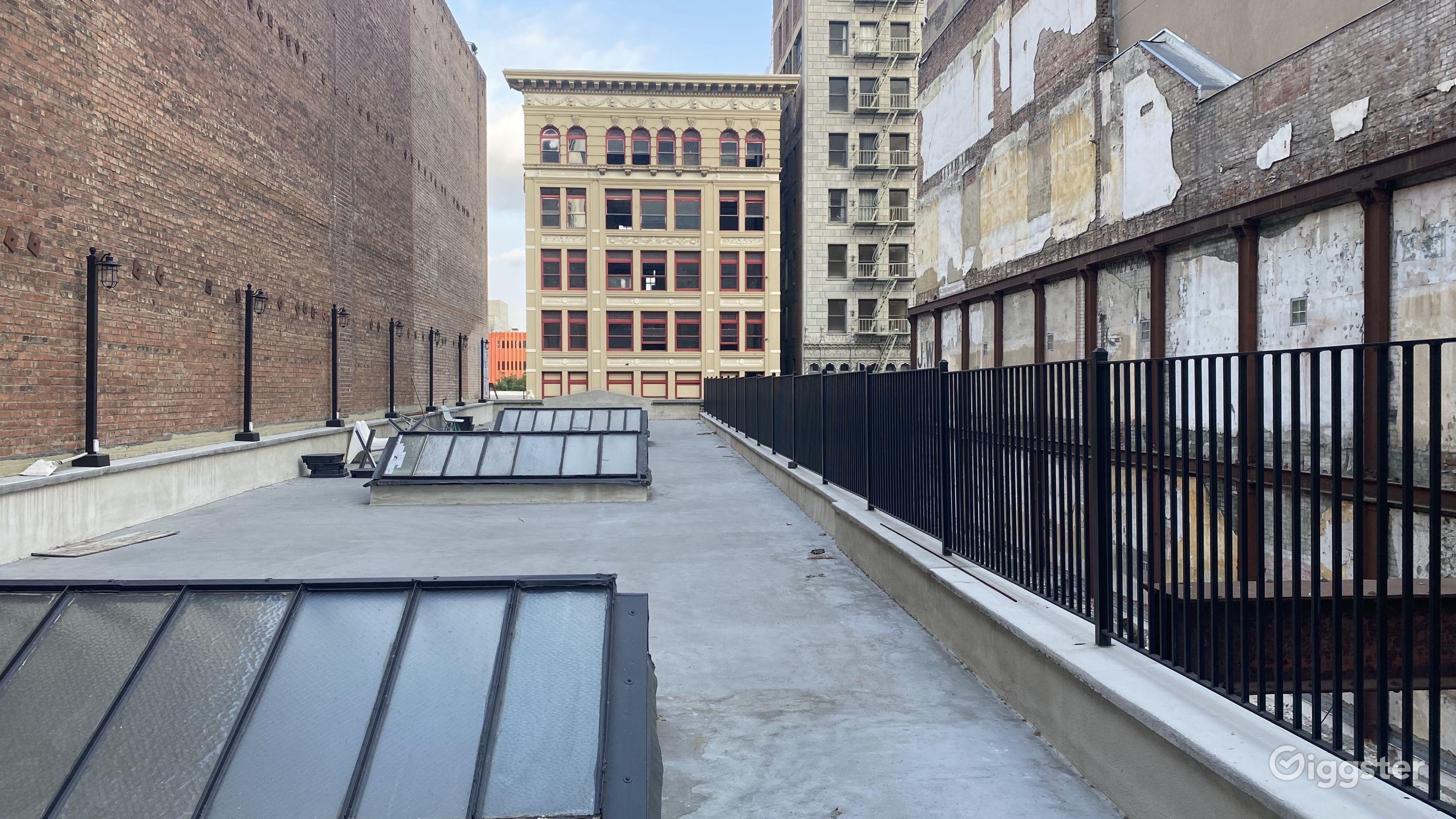 everyone j.30000 rooftop logo ネイビー 1ldk New York Building Rooftop in DTLA | Unique Filming Location