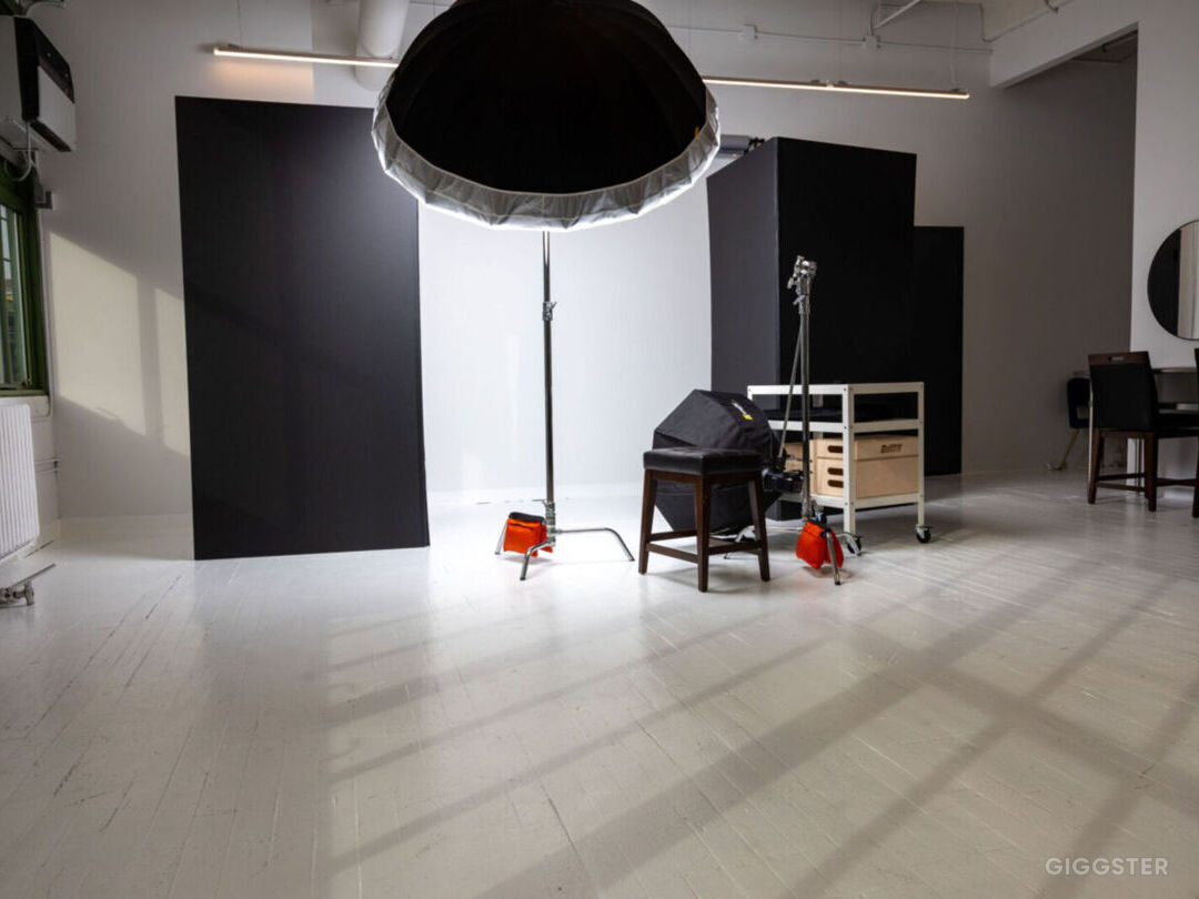 1200 sq ft All inclusive PHOTOGRAPHY STUDIO Photo 3