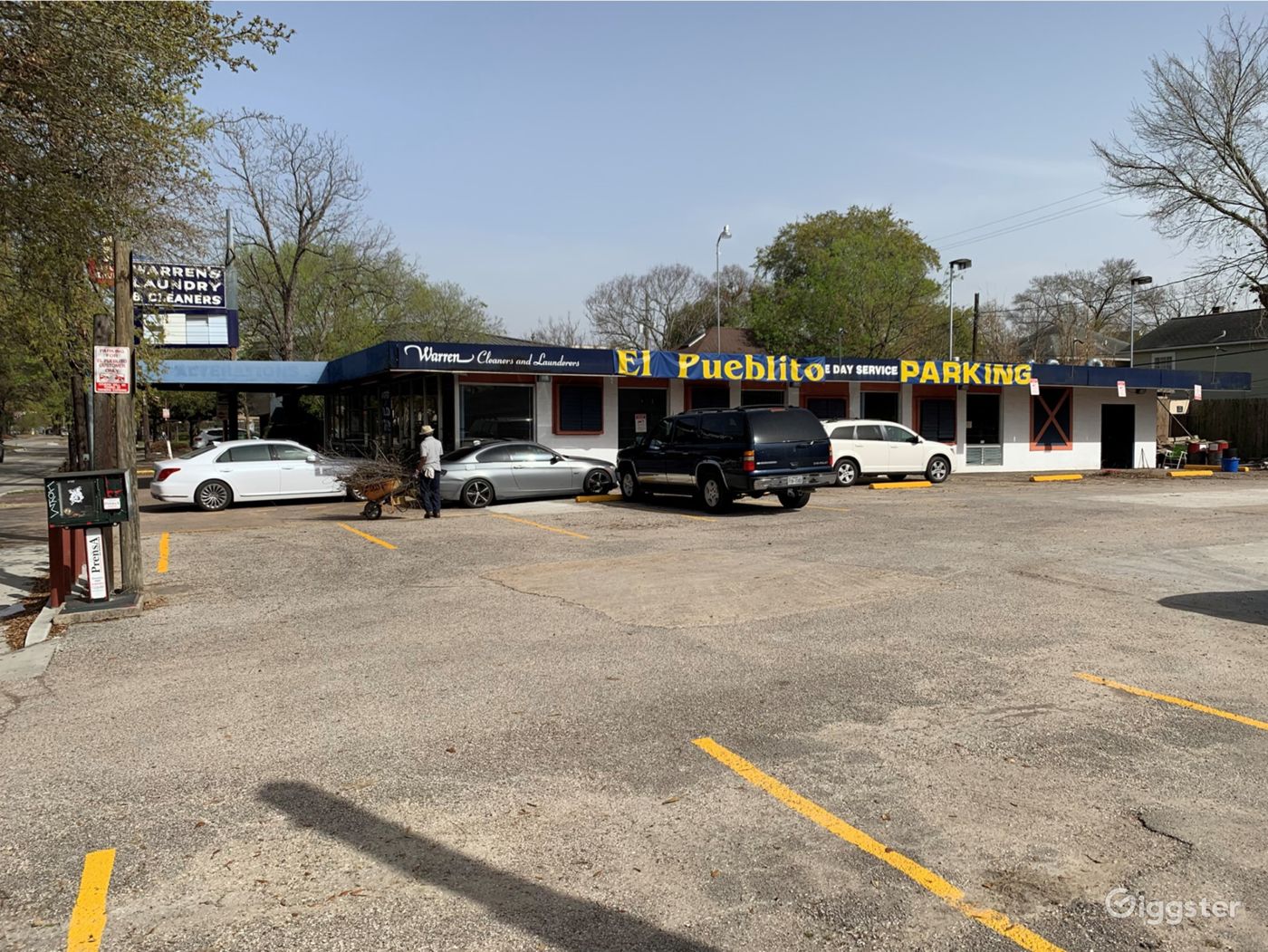 WasherLaundry Business with plenty of parking spaces in Houston Texas Rent this location on