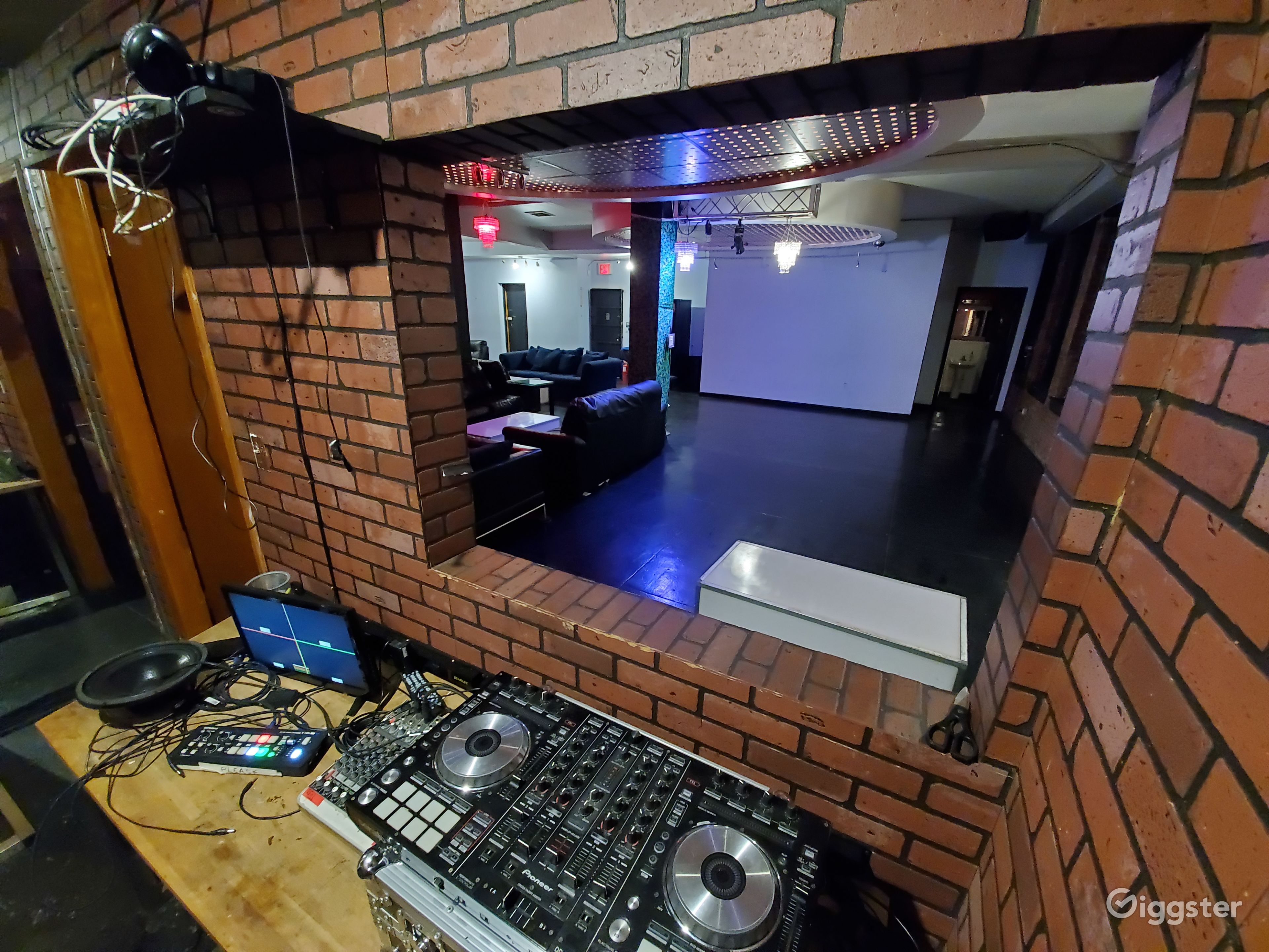 Private Film / Photo / Recording Studio in Midtown Rent this location on Giggster