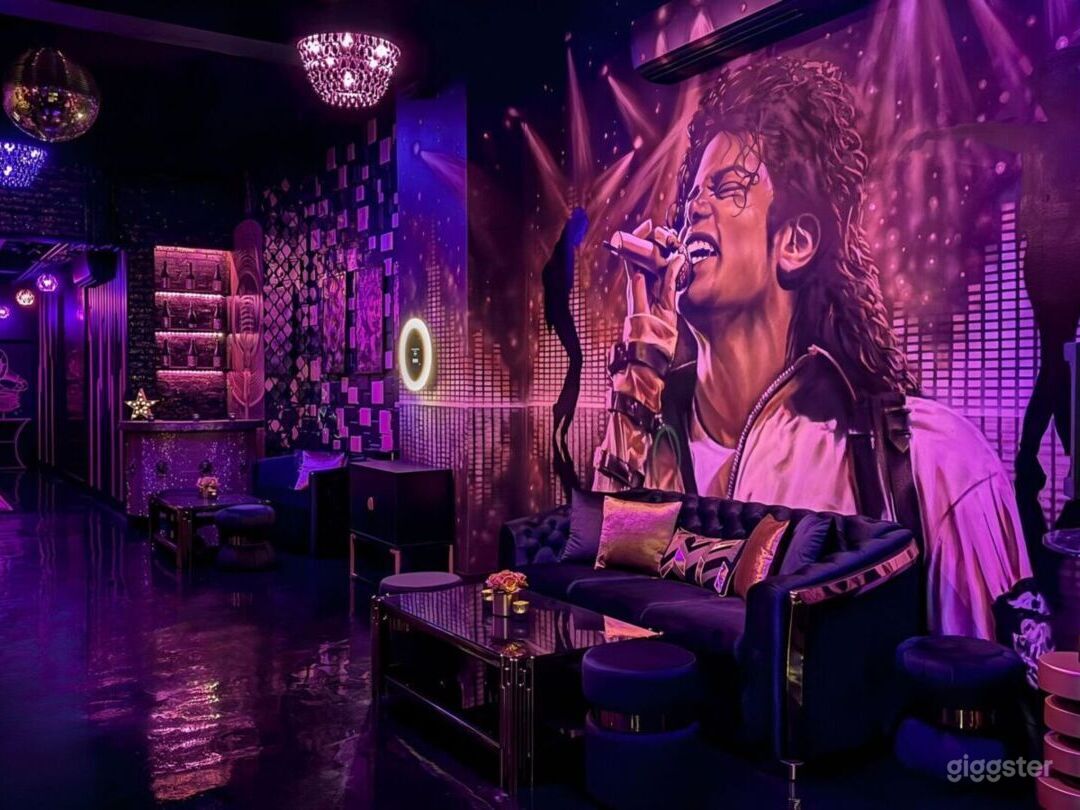 Golden Noir Music-Themed Private Lounge Photo 3