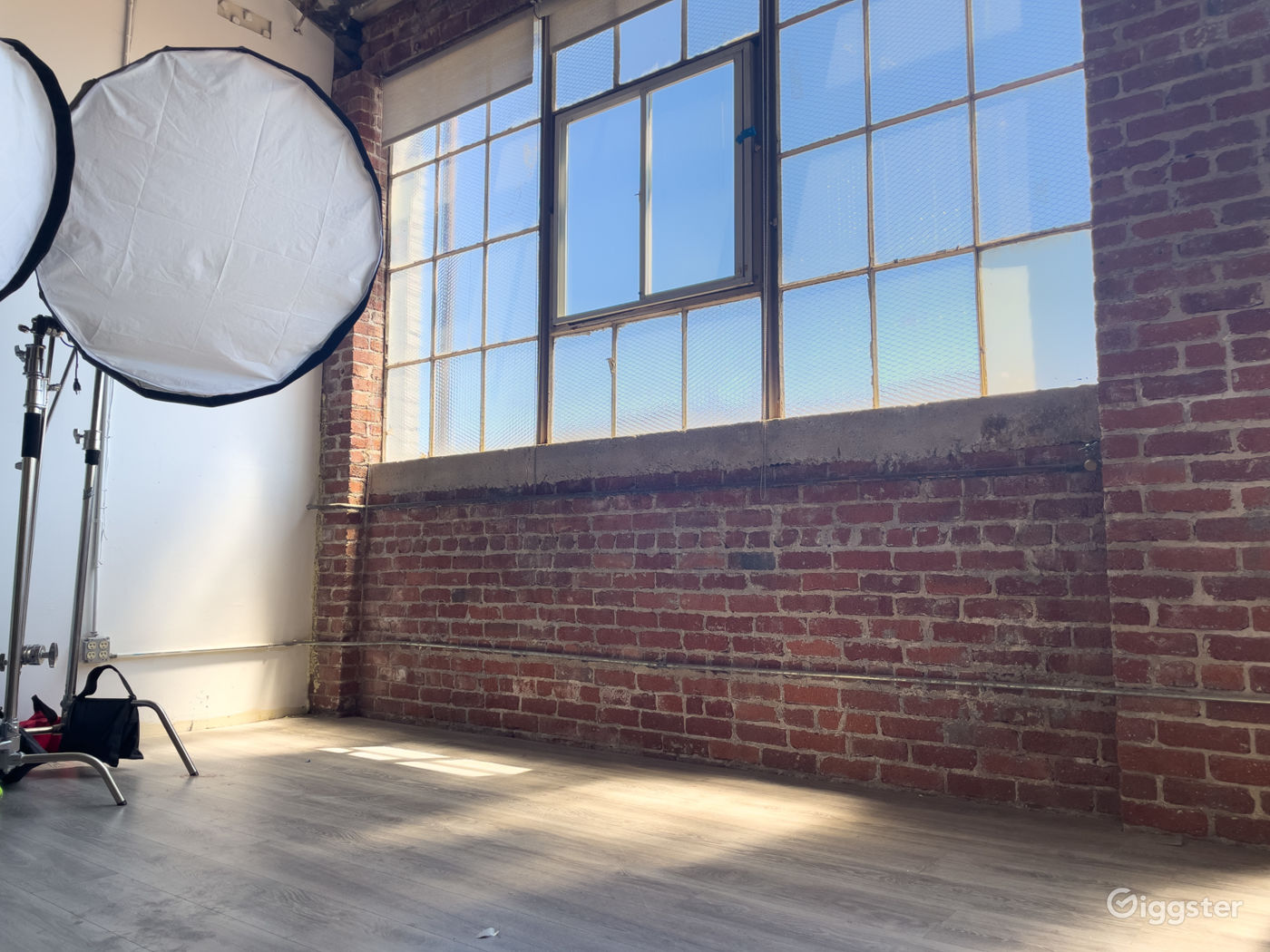 Large Open Emeryville Studio Space Cycle Wall Rent this location on