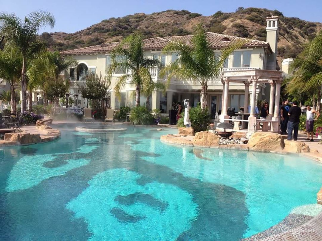 Luxury Burbank Mansion w/infinity pool & city view Rent this location