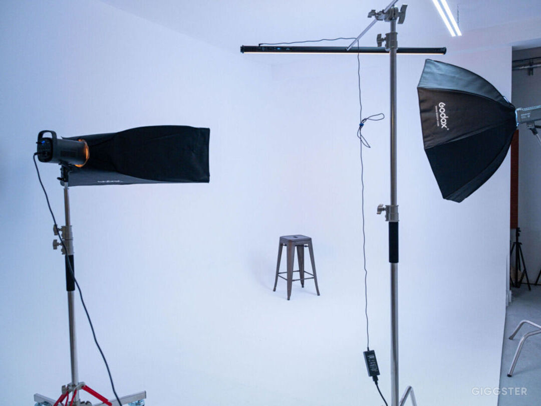  Fully Equip Downtown Creative Studio w/ Cyc. Wall 