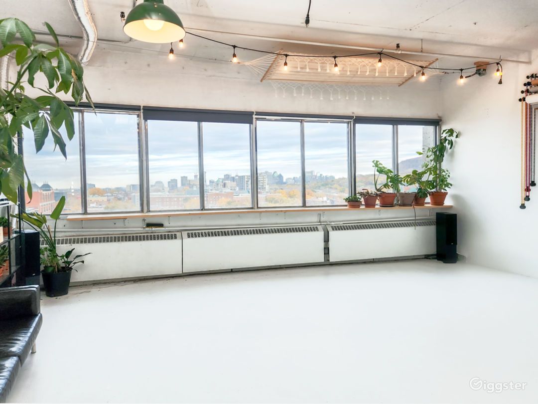  Bright Sunny Photostudio With Cyclo in the MileEnd 