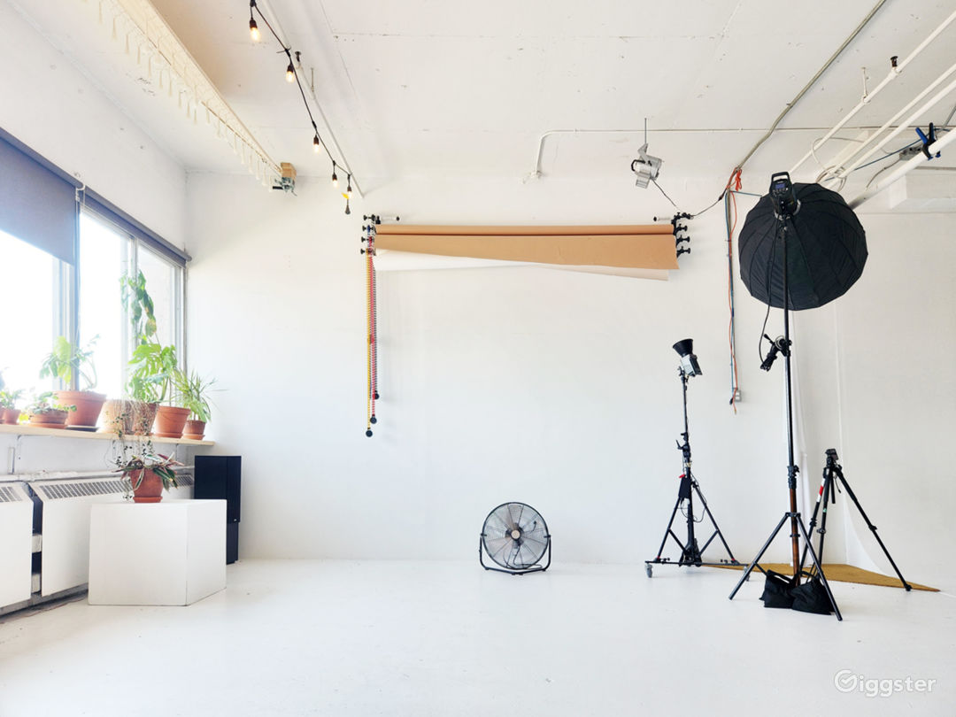  Bright Sunny Photostudio With Cyclo in the MileEnd 