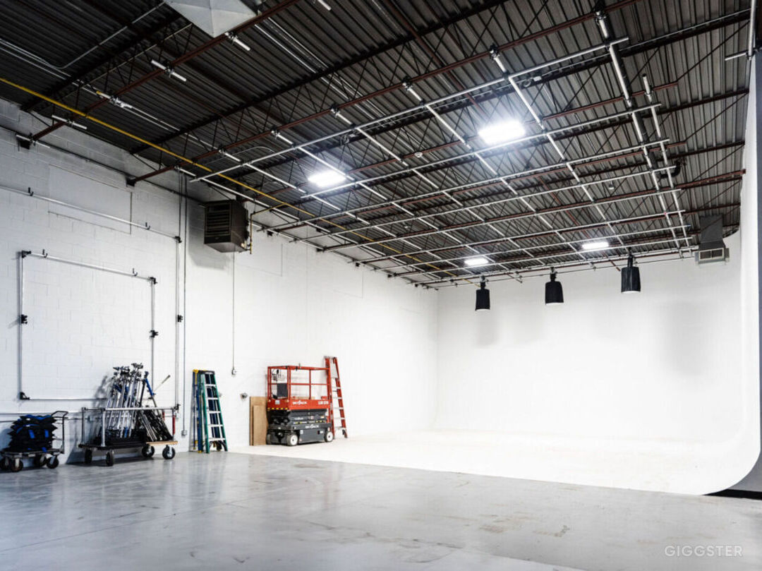 4000sqft Film Studio With Large Cyclorama Photo 1