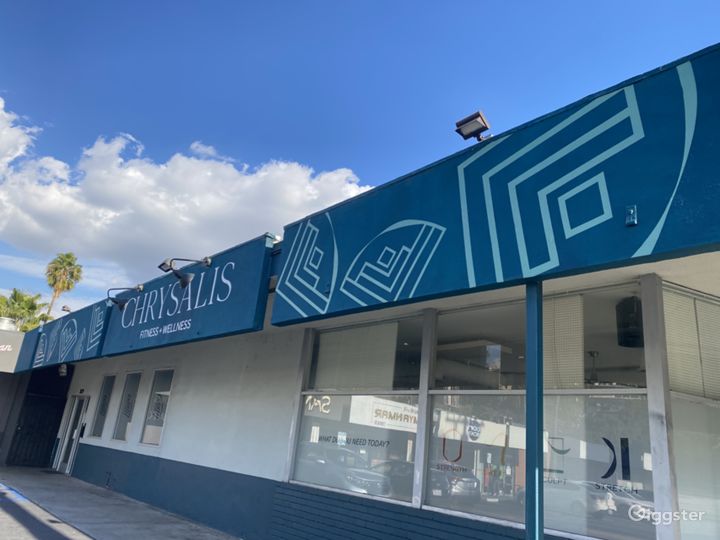 Fully Equipped Versatile Studio Natural Light Rent this location on