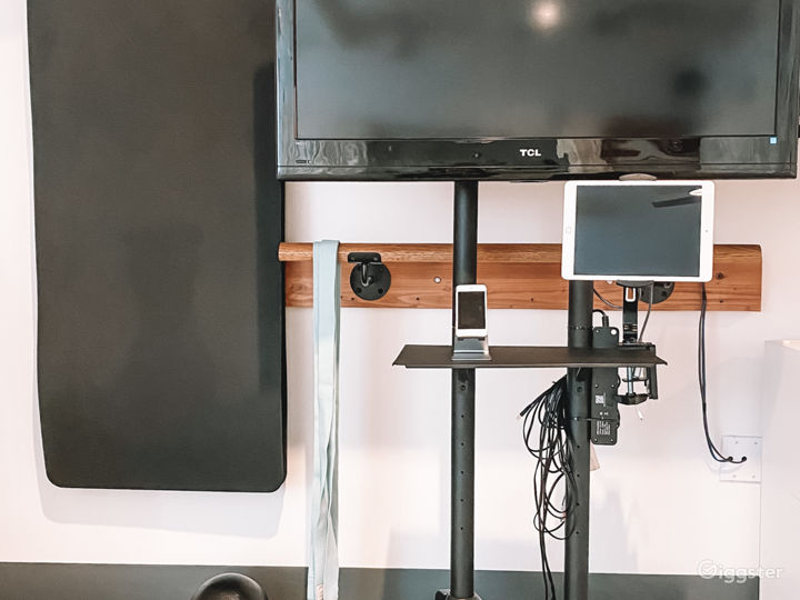 Fully Equipped Versatile Studio Natural Light Rent this location on