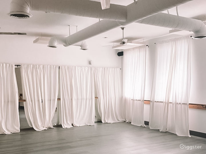 Fully Equipped Versatile Studio Natural Light Rent this location on