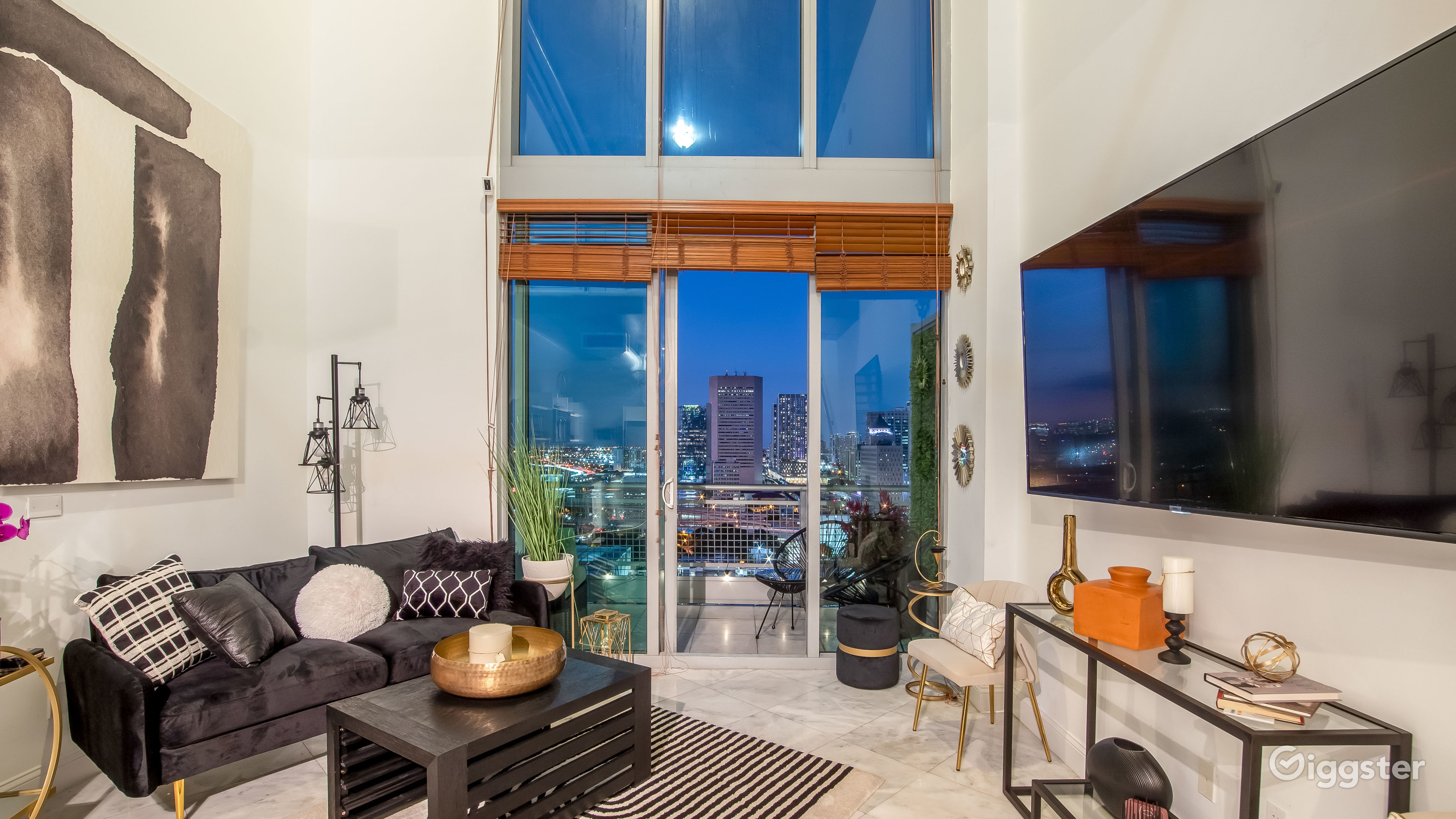 Modern Loft 2 Balconies City&River ; Views Rent this location on