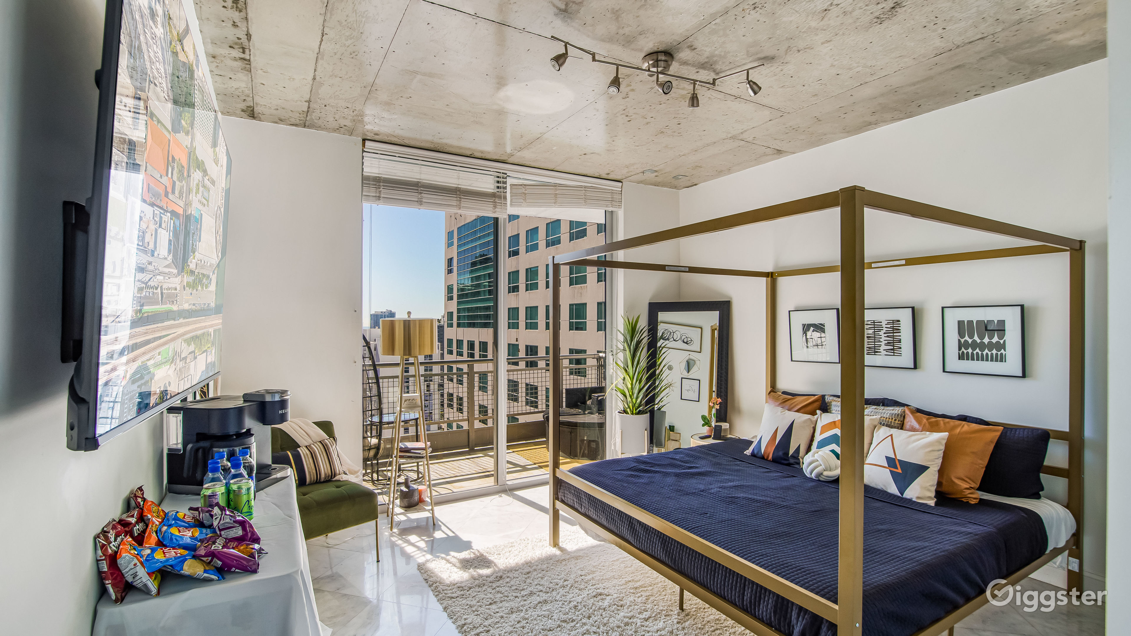 Modern Loft 2 Balconies City&River ; Views Rent this location on