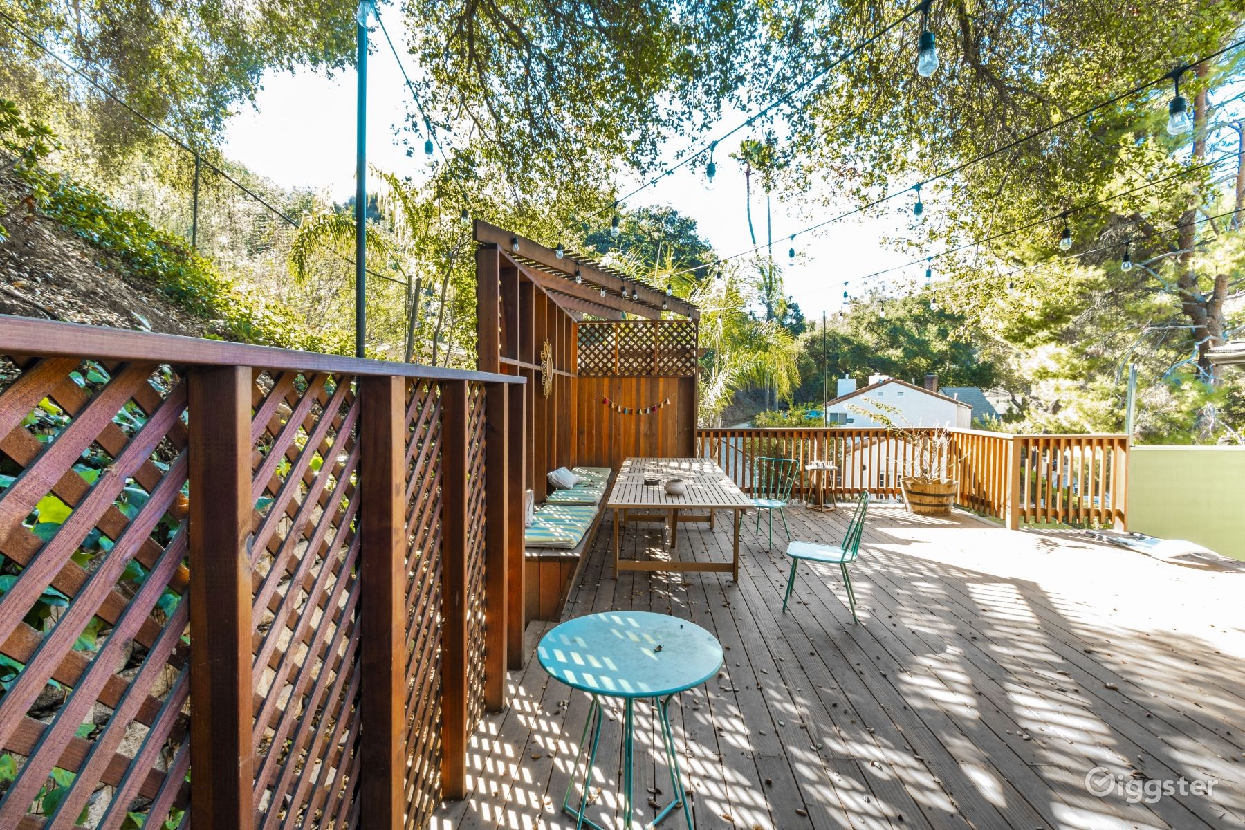 Bright Midcentury Modern Treehouse with Large Deck | Rent this location ...