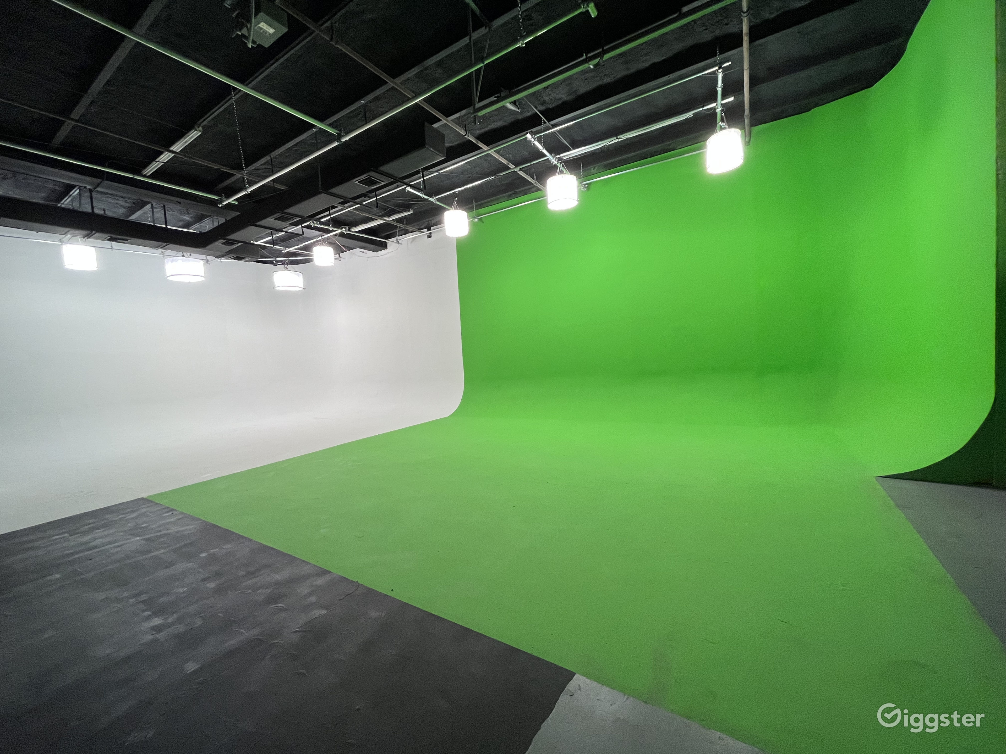 30' x 25' Full Green Screen Studio Rent this location on Giggster