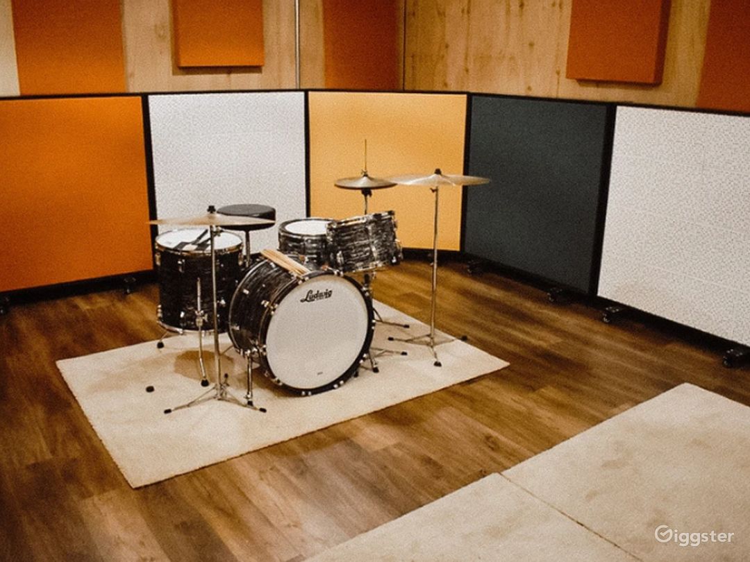STUDIO B Photo 2