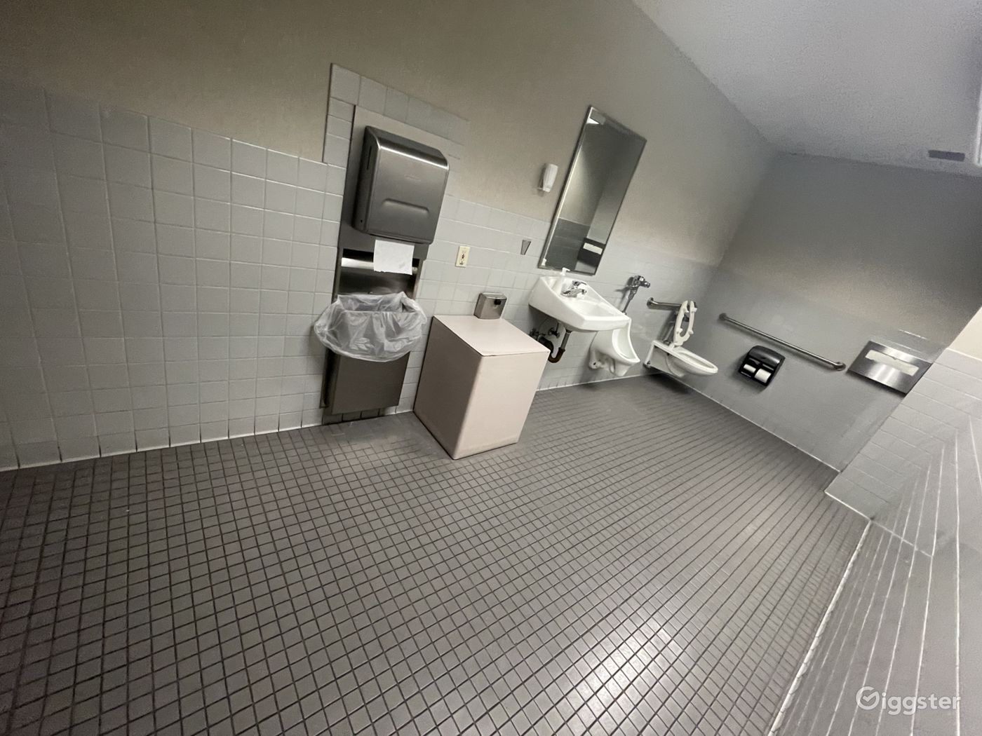RESTROOMS (LAX) Rent this location on Giggster