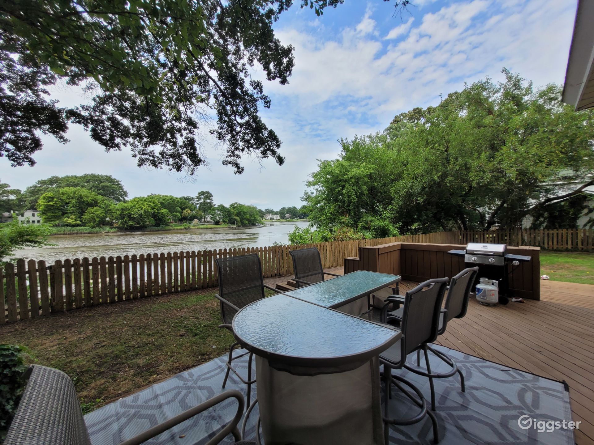 Waterfront House and Guest House with Riverview Rent this location on
