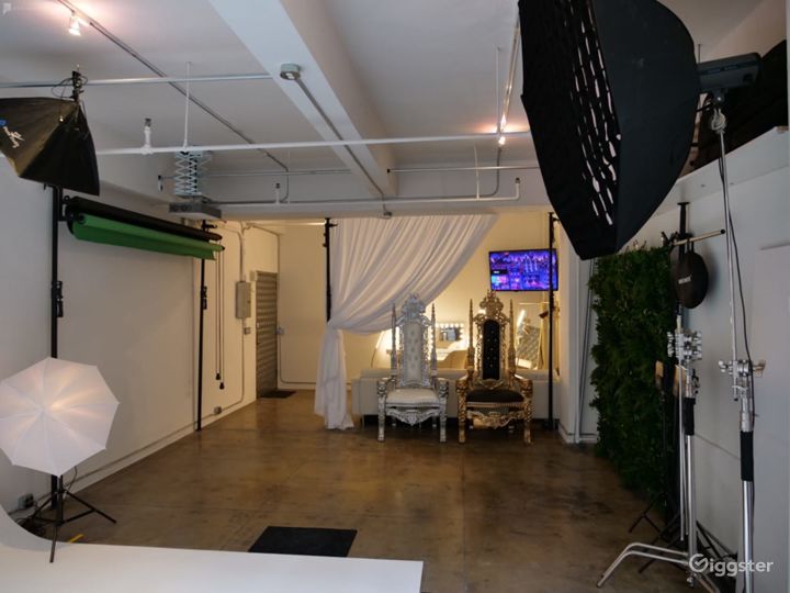 Photo Studio with Cyclorama &amp; 4K Video Wall Photo 2