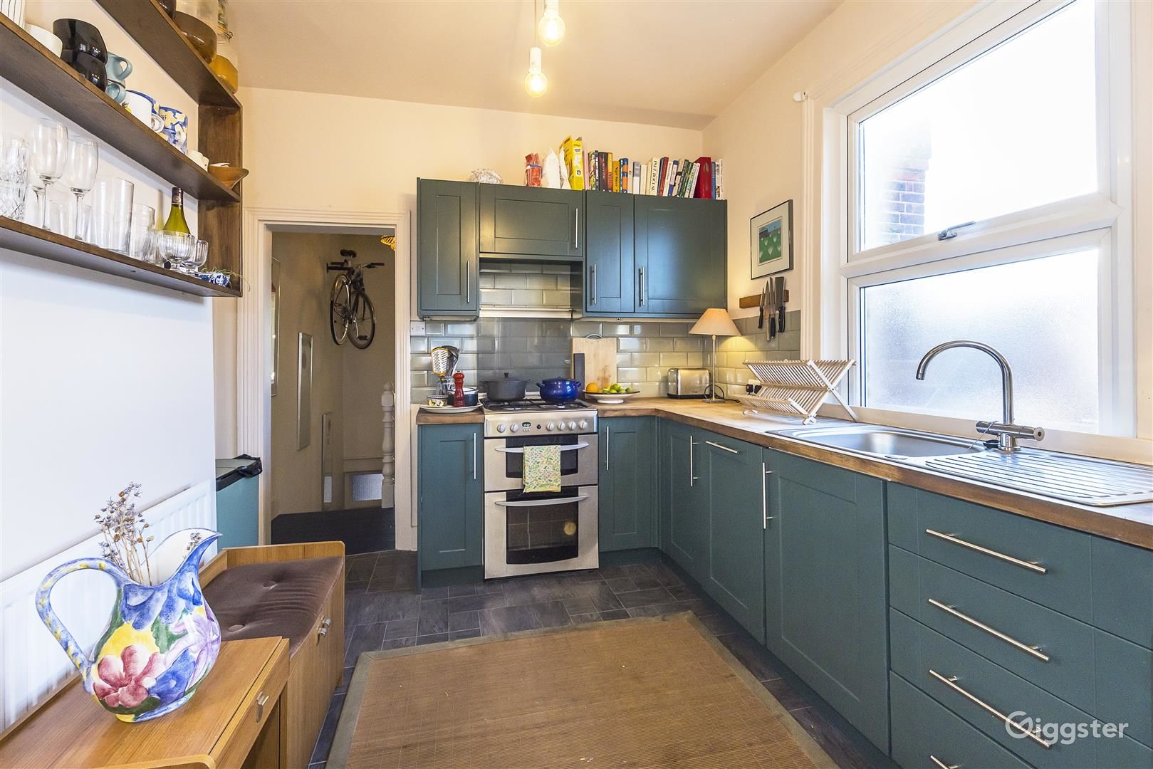 Historic Warner Flat Near Lloyd Park Rent this location on Giggster