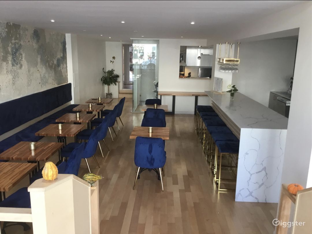  Elegant Restaurant and relaxing atmosphere 