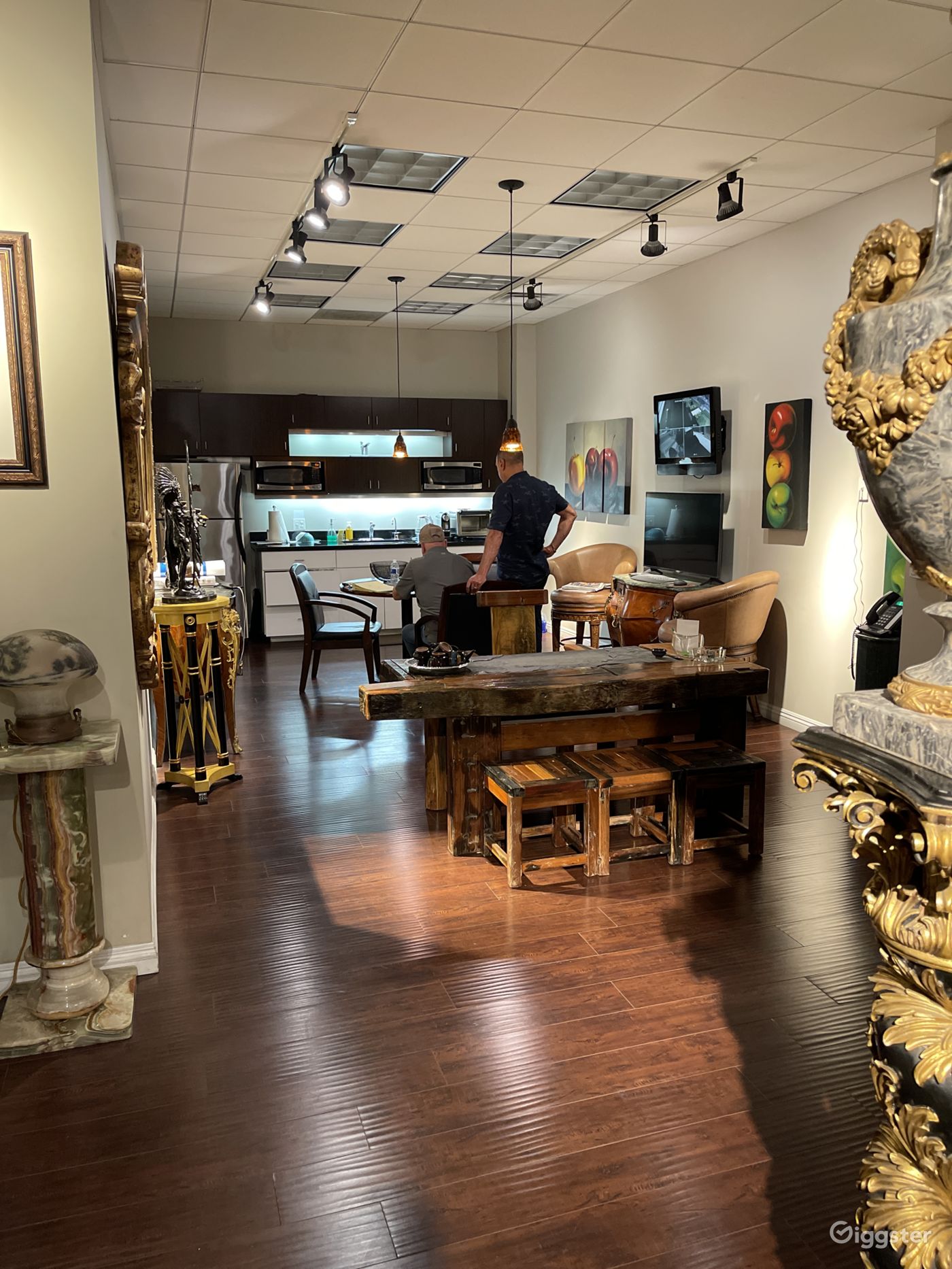 Warehouse/Showroom Rent this location on Giggster