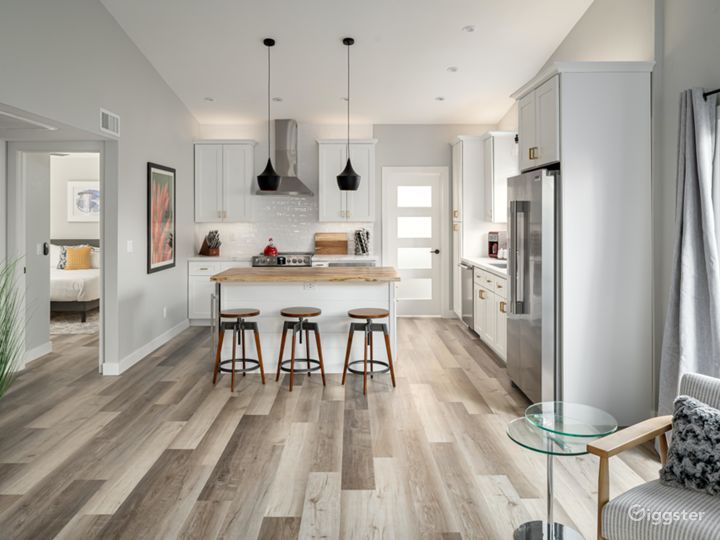 Charming Stylish Bungalow with Community Pool, Grill and Designer Details Photo 3