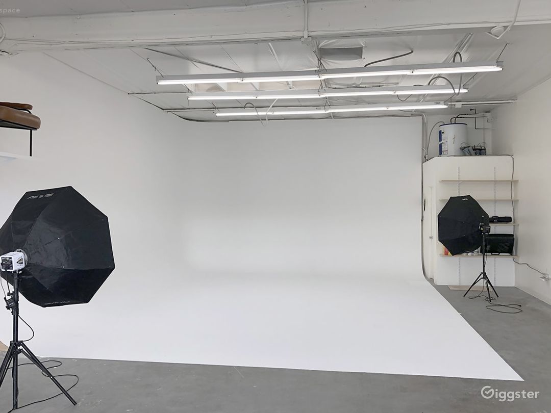 White Photo Cove Rental Rent this location on Giggster