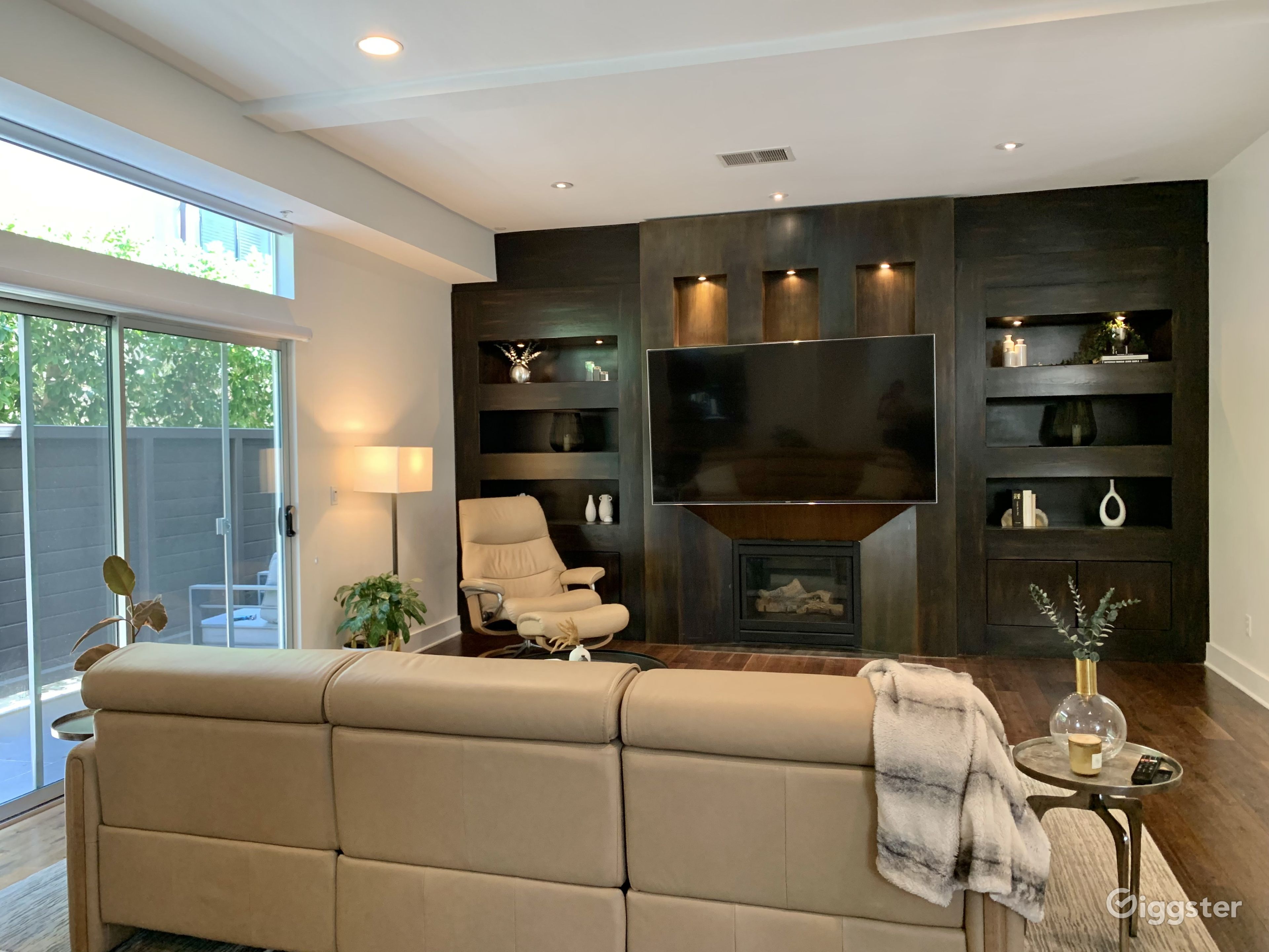 Modern Townhouse with High Ceilings | Rent this location on Giggster