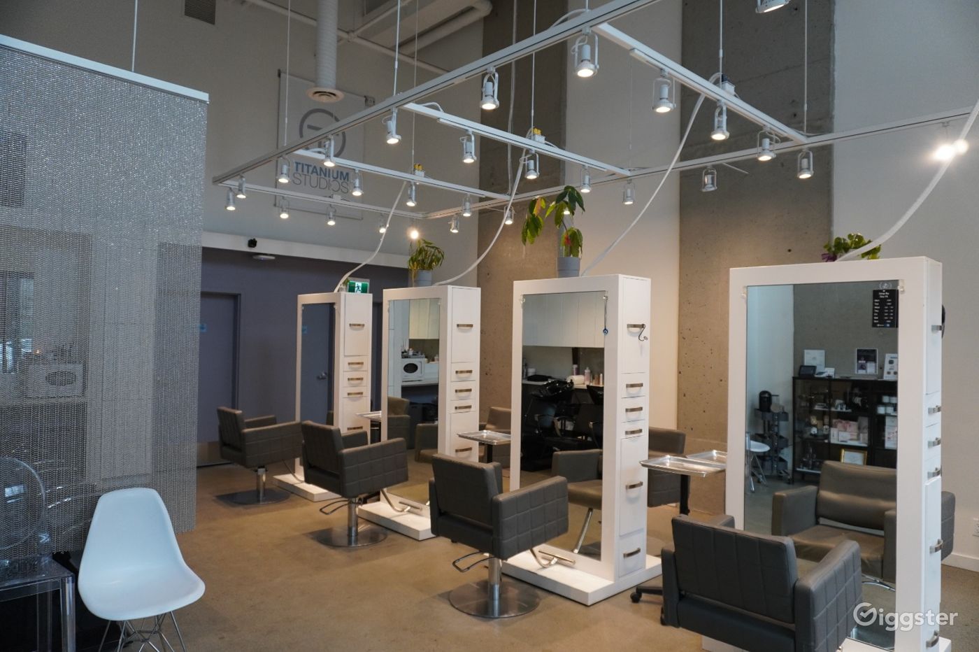 Bright Versatile Salon/Studio/Event Space Rent this location on Giggster