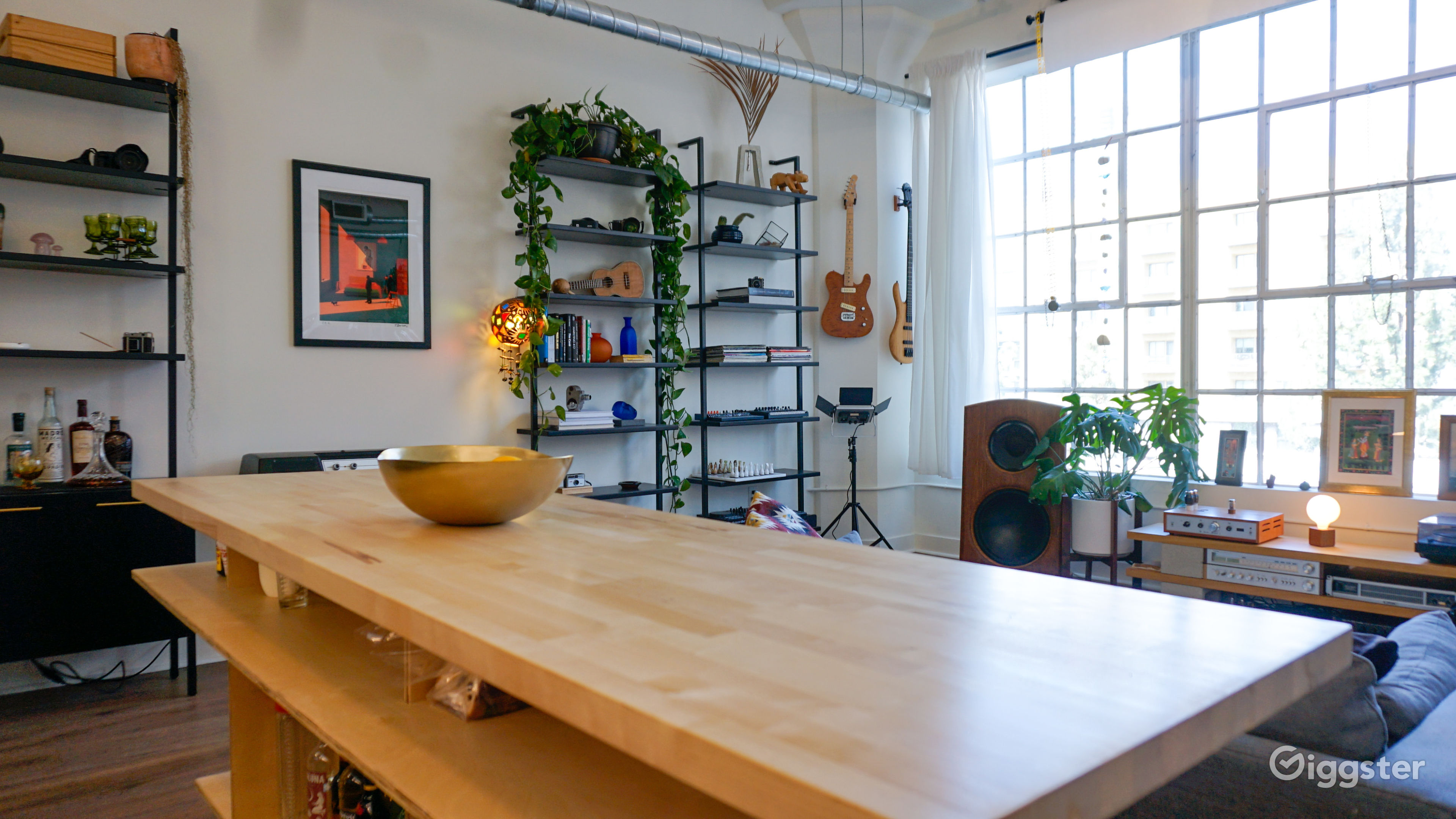 Modern Spacious Loft DTLA, White CYC, Music Studio Rent this location