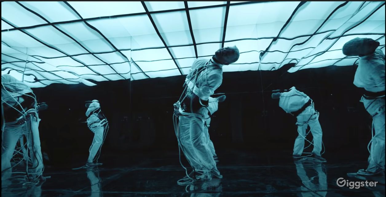 Mirror Box Set Rent this location on Giggster