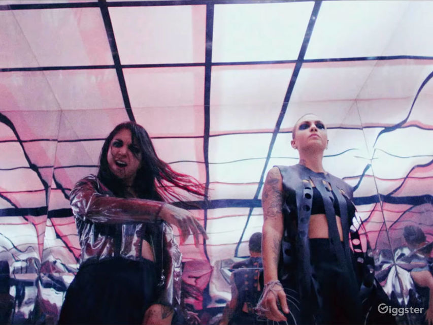 Mirror Box Set Rent this location on Giggster