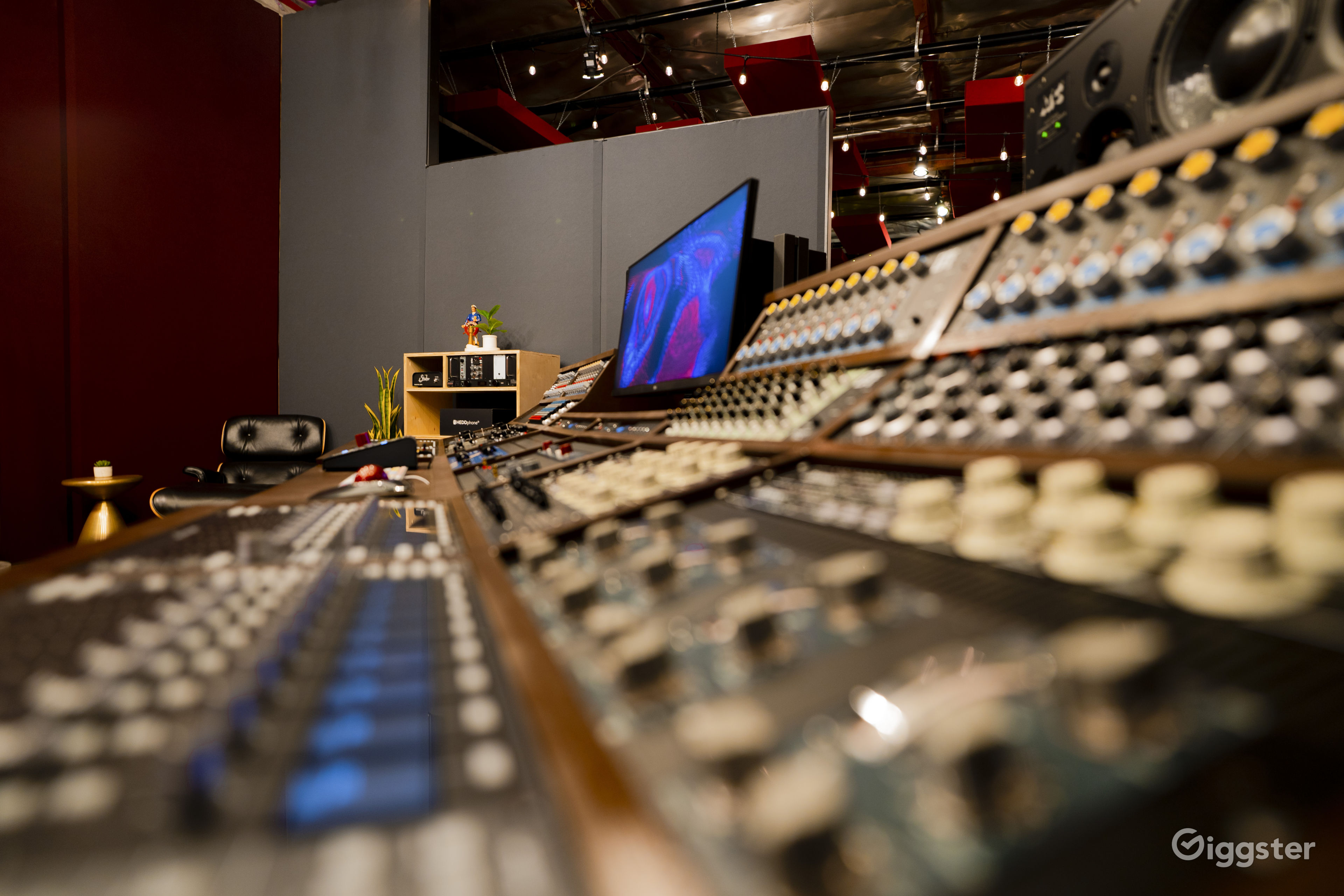 Luxury Sound Stage / Recording Studio Rent this location on Giggster