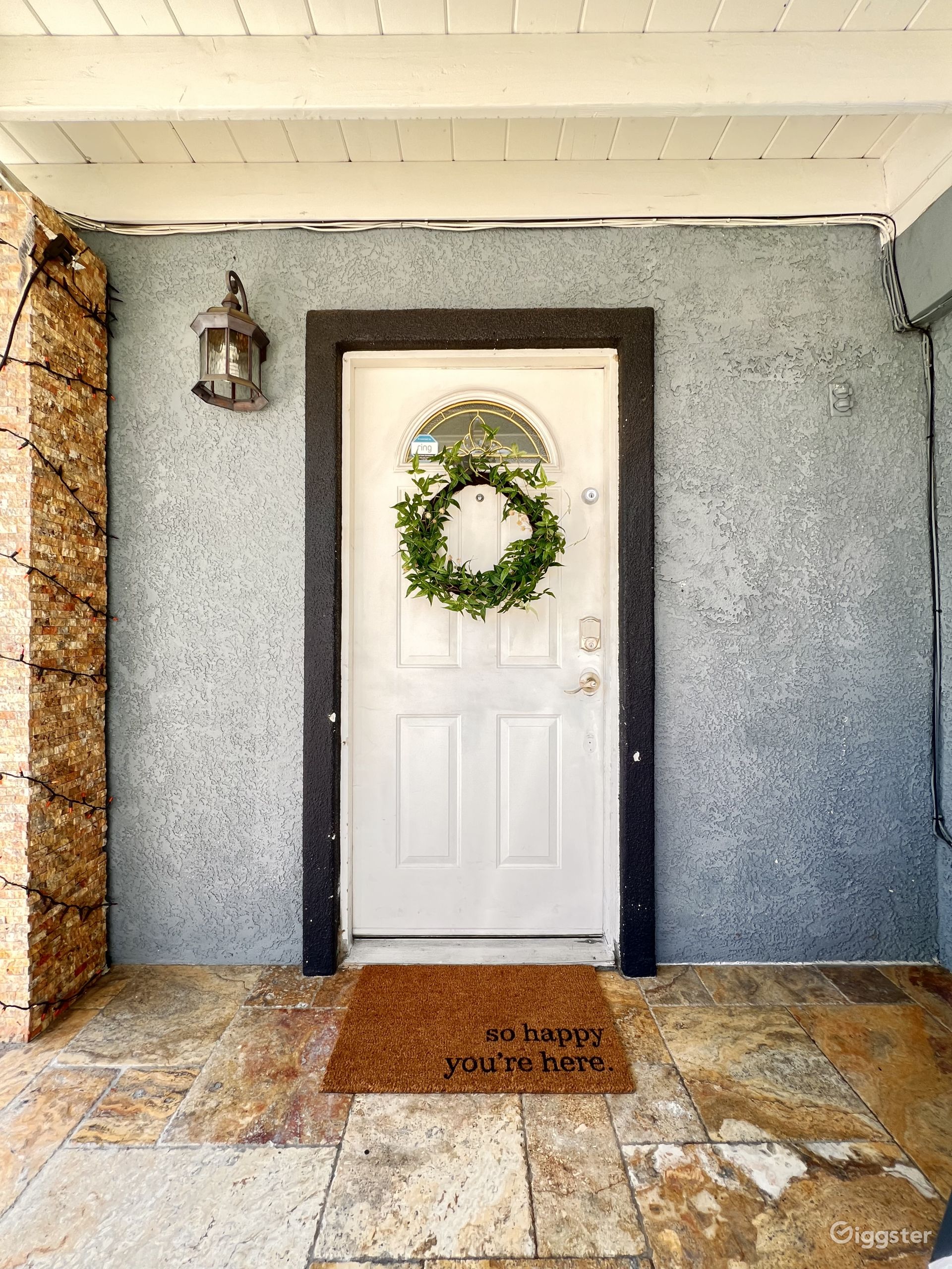 Open floor plan design fully furnished furnitures | Rent this location