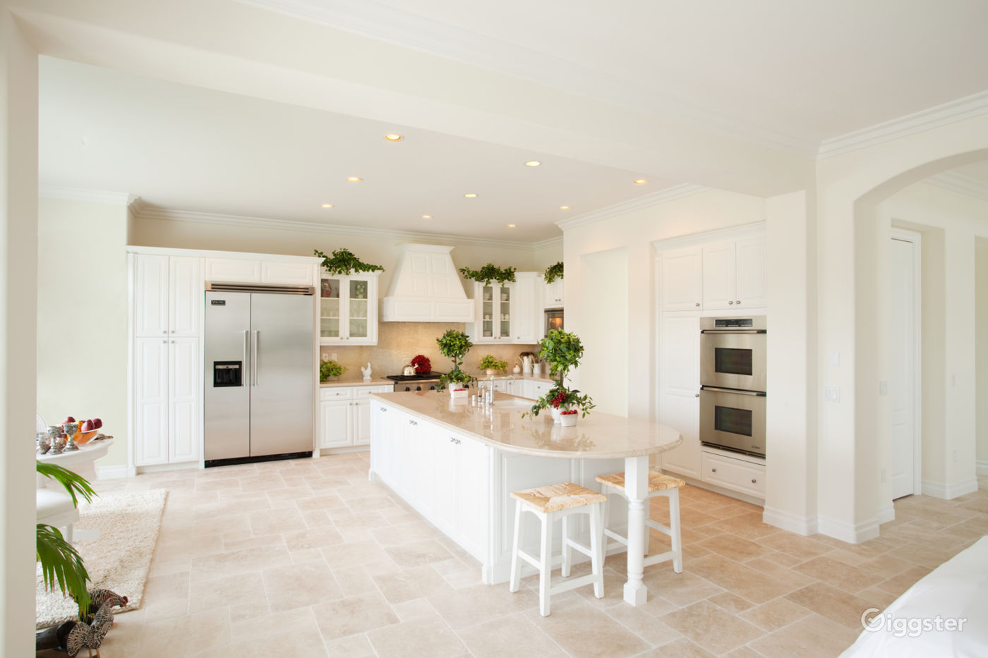 STUNNING CALABASAS LOCATION ESTATE AND STUDIO Rent this location on