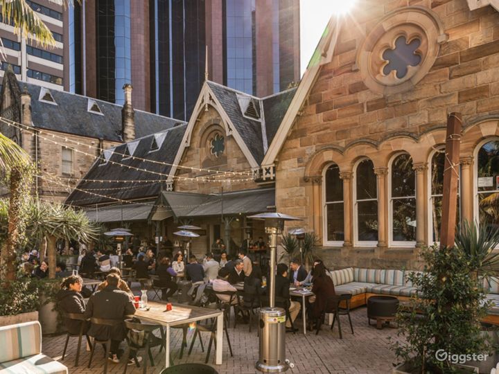 The Southern Courtyard features
outdoor picnic tables, Will Dangar
designed gardens, fairy lights, and
awnings.
