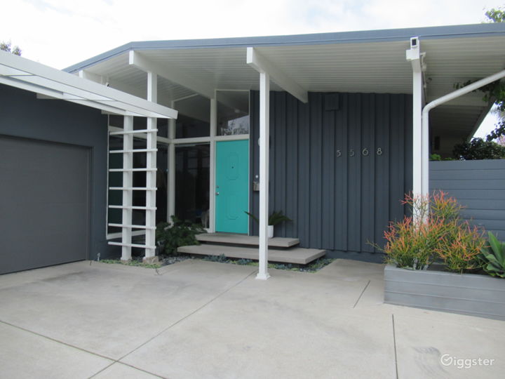 Open and bright 1957 Mid-Century Modern home Photo 3