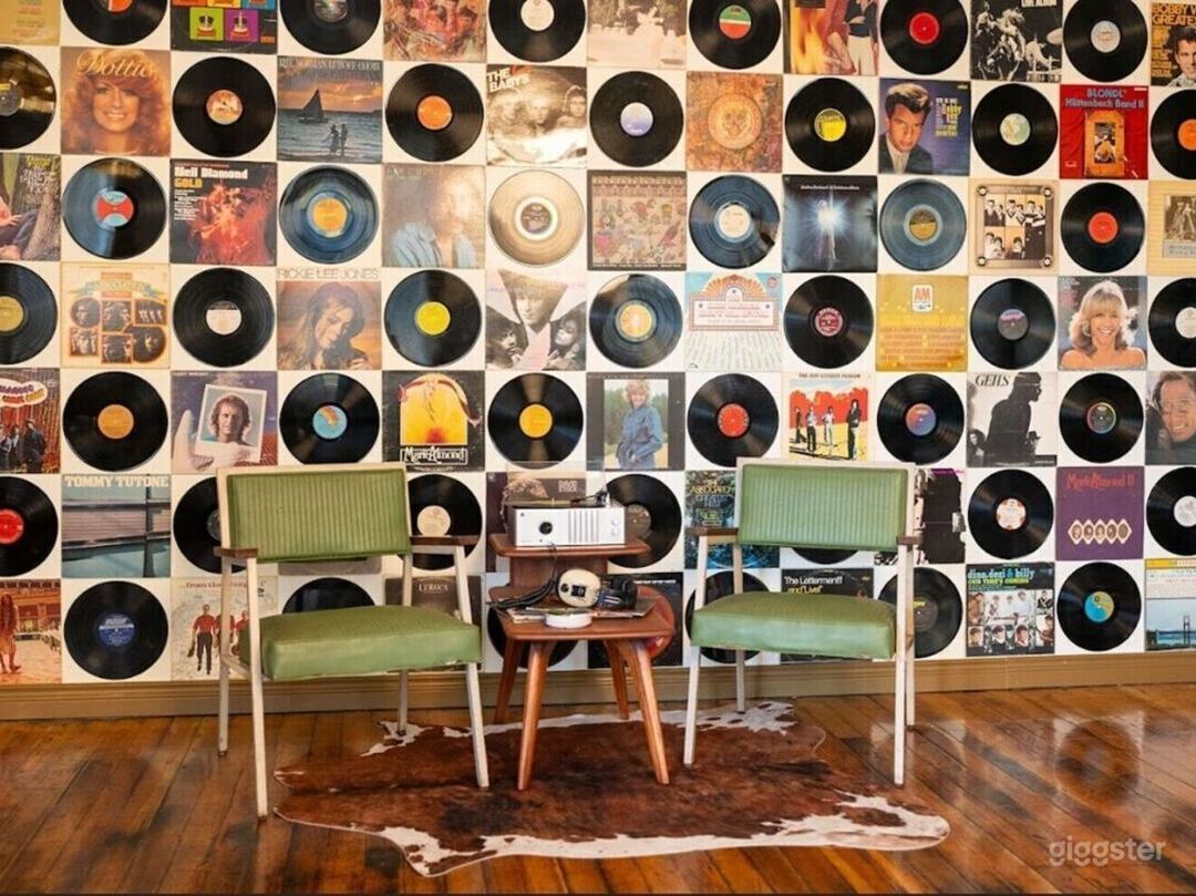 Vinyl Haven Studio Set 70s Retro-Inspired Space Photo 1
