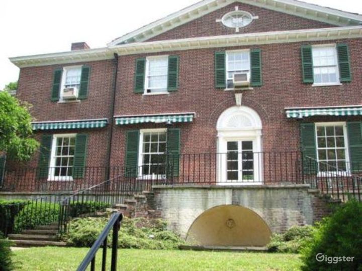 Mansion with grounds: Location 1740