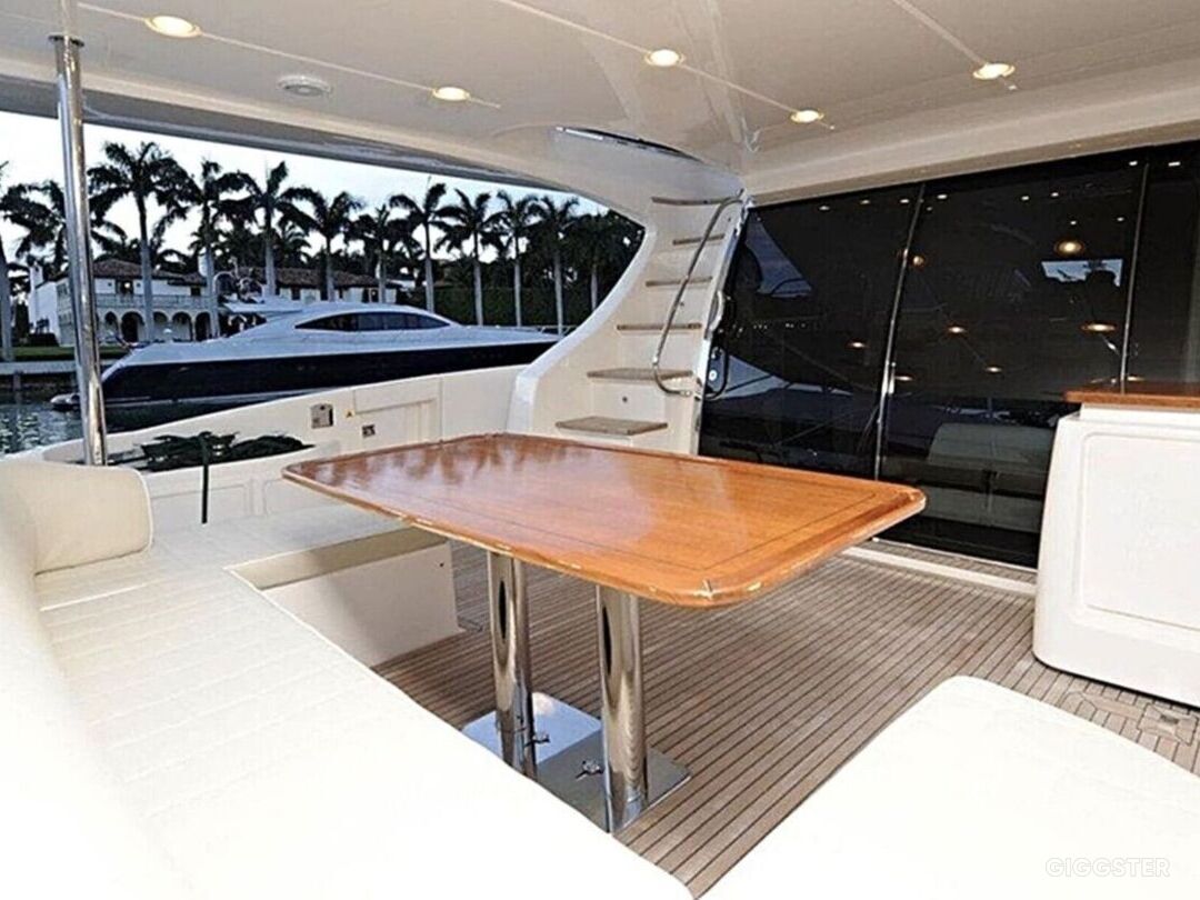 70&#39; AZIMUT YACHT WITH JET SKI Photo 4