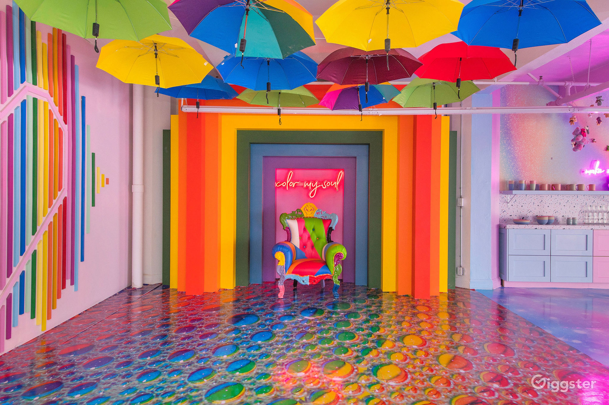 DTLA Vibrant Rainbow Room Photo/Video Studio Rent this location on