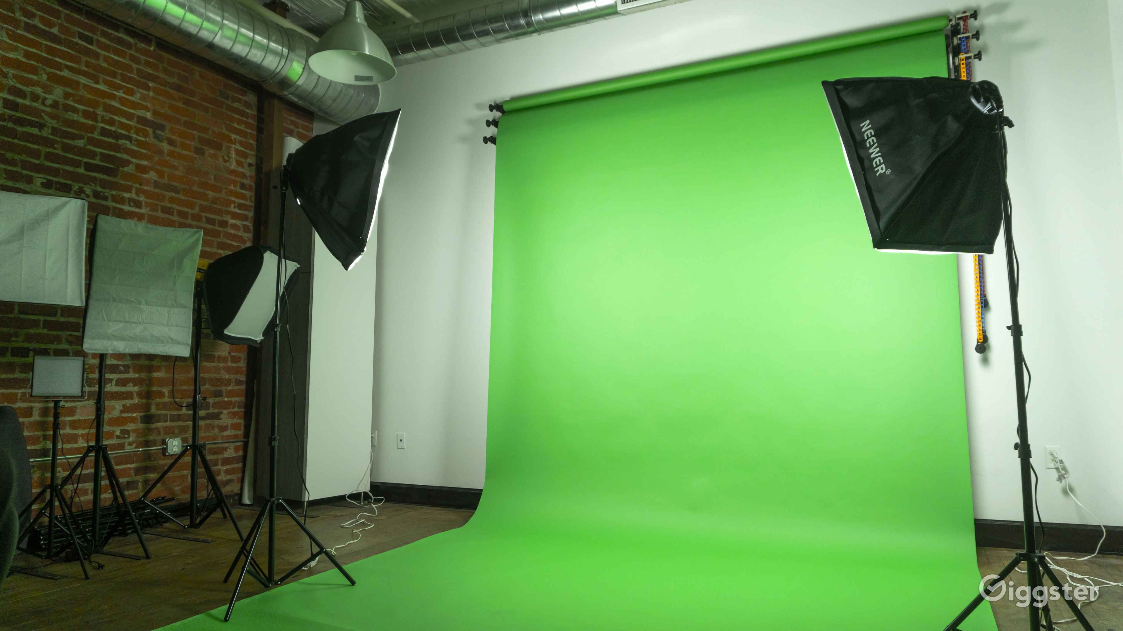 Versatile Downtown Photo & Film Studio With Lights Rent this location