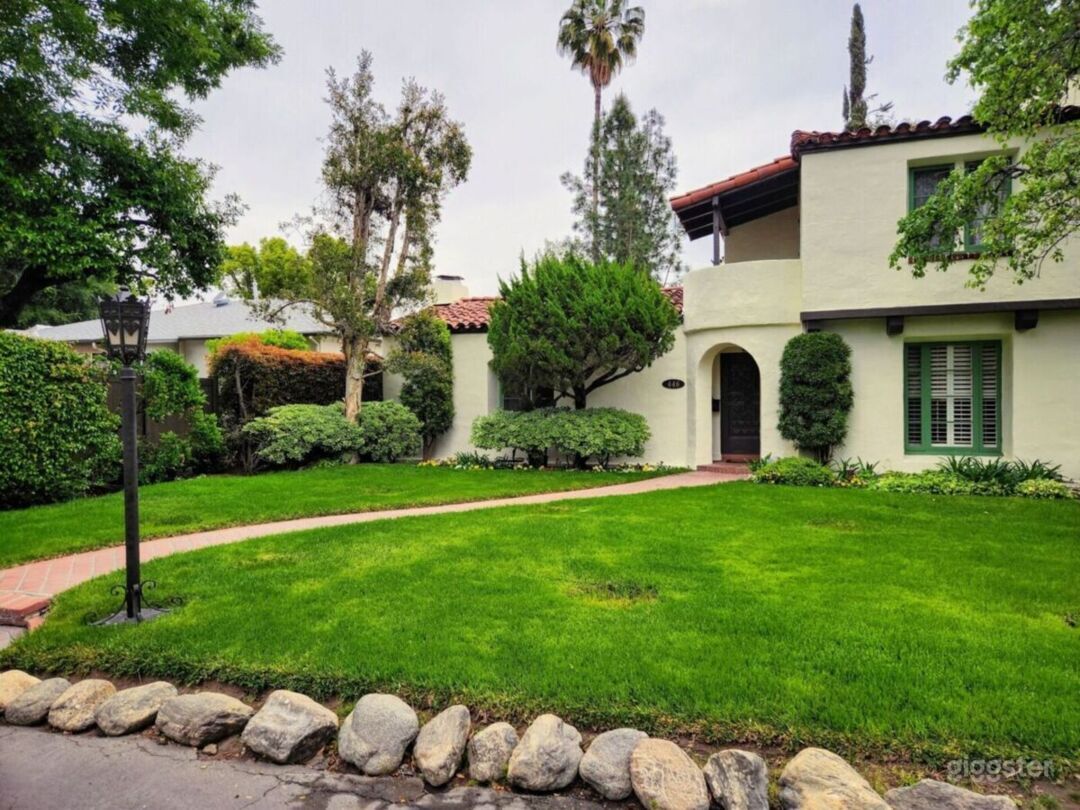 Spanish Revival on a Unique Private Cul-de-sac Photo 2